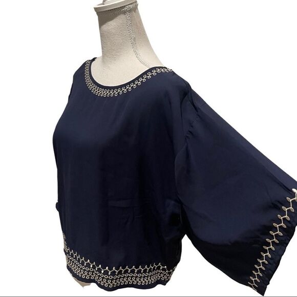 MONTEAU lightweight crop top w/ stitched designs and loose fit sleeves - Picture 5 of 8